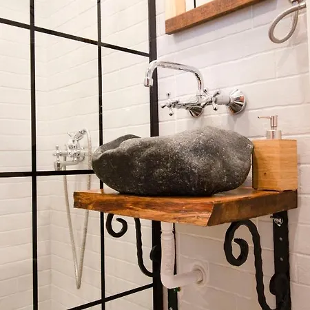 Rustic Tara *