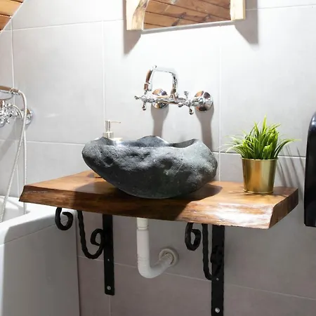 Rustic Tara